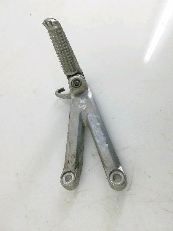 STAFFA SUPPORTO PEDANA SINISTRA YAMAHA YZF R6 (2000 - 2003) POSTERIORE - ORIG.